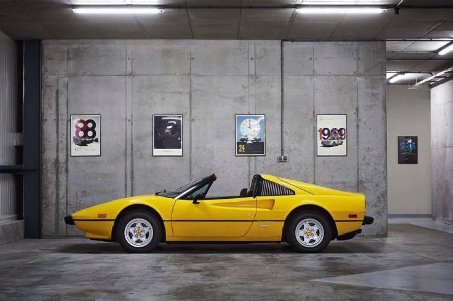 Charakterystyczne logo – czarny rumak stojący na tylnych nogach – to we Włoszech symbol szczęścia.