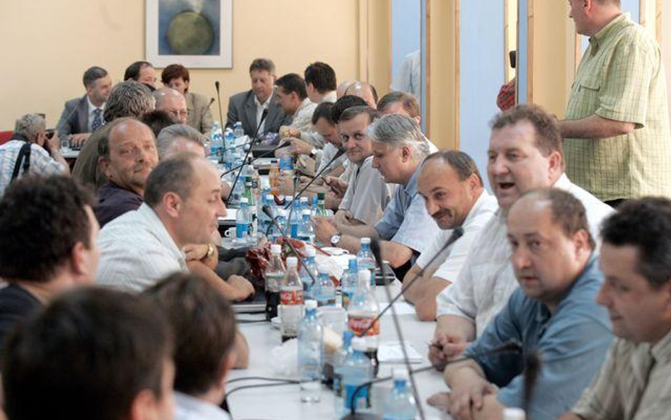 Związkowcy ratują etaty bez czekania na rząd