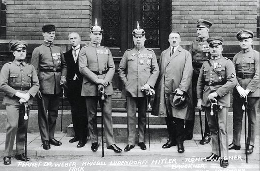 Organizatorzy puczu monachijskiego. Zdjęcie zostało wykonane przed budynkiem sądu, prawdopodobnie 1 