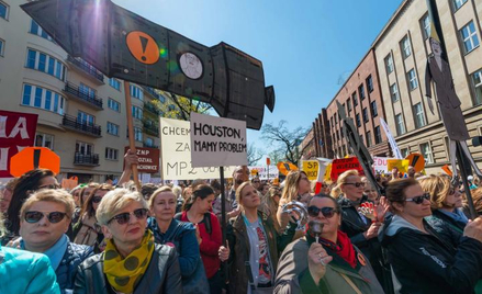Nauczyciele demonstrujący pod MEN podkreślali, że chodzi im nie tylko o pieniądze, ale też o lepszą 