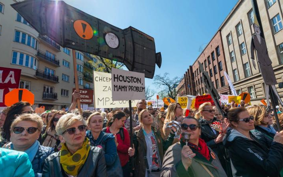 Nauczyciele demonstrujący pod MEN podkreślali, że chodzi im nie tylko o pieniądze, ale też o lepszą 