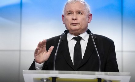 Zdjęcie z konferencji prasowej prezesa PiS podczas której zapowiedział on m.in. obniżenie pensji pos