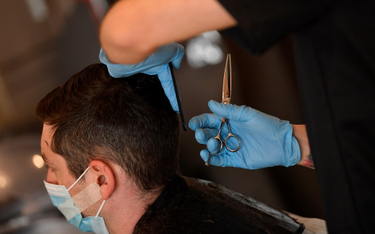 Zakażony fryzjer obsługiwał klientów. Ostrzeżono 91 osób