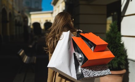 Darmowe zwroty to przeszłość? Giganci e-commerce zmieniają zasady