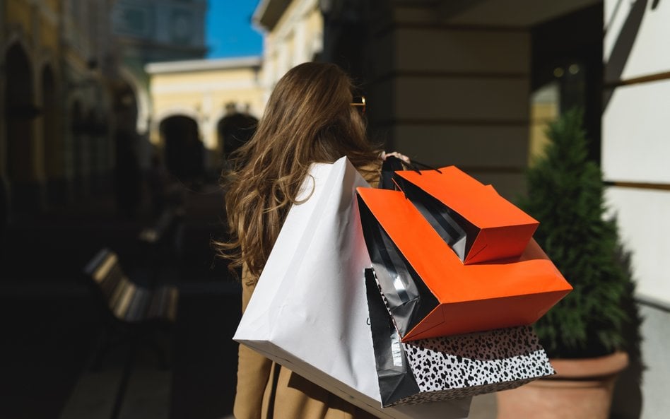 Darmowe zwroty to przeszłość? Giganci e-commerce zmieniają zasady