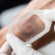 Naniesiony na skórę mikroskopijny układ idealnie odwzorowuje naturalną fakturę oraz wygląd ludzkiego