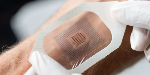 Elastyczny plaster z AI monitoruje serce niemal w czasie rzeczywistym