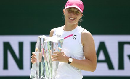Iga Świątek z trofeum za zwycięstwo w turnieju w Indian Wells. Na nadgarstku nowy model Roleksa – Pe