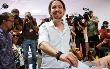Pablo Iglesias – przywódca Unidos Podemos oddaje głos w czasie niedzielnych wyborów