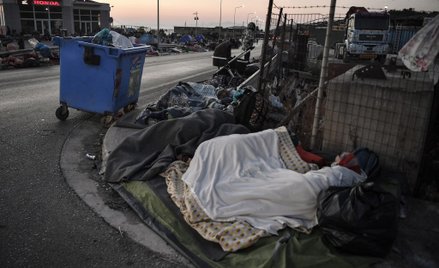 Grecy rozstawiają namioty dla tysięcy migrantów