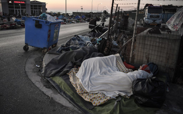 Grecy rozstawiają namioty dla tysięcy migrantów
