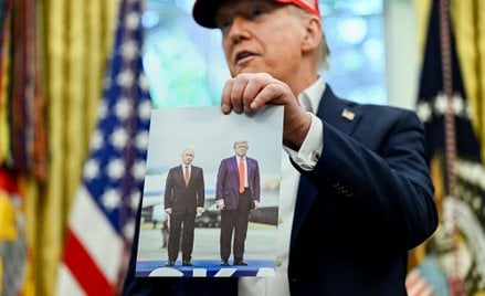 Prezydent USA Donald Trump trzyma zdjęcie z prezydentem Rosji Władimirem Putinem na Alasce, przemawi