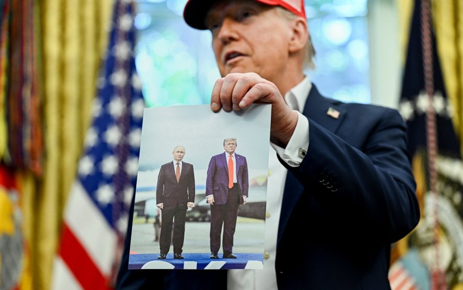 Prezydent USA Donald Trump trzyma zdjęcie z prezydentem Rosji Władimirem Putinem na Alasce, przemawi
