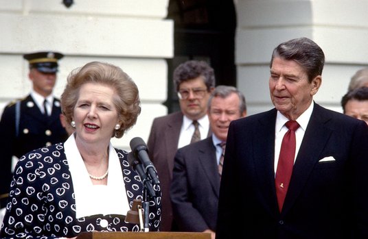 Reiner Zitelmann zwraca uwagę na znaczenie reform Ronalda Reagana w USA i Margaret Thatcher w Wielki
