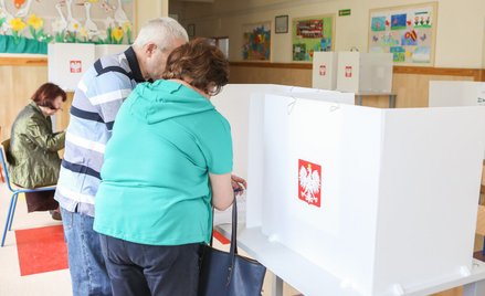 Wybory samorządowe przesunięte o pół roku