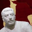 „Stalin” Aliny Szapocznikow, w tle „Sternik” Włodzimierza Zakrzewskiego