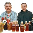 Hieronim Błażejak – Mistrz Polskich Nalewek Domowych 2010, i o. Patryk Ostrzyżek OSB – Mistrz Polski