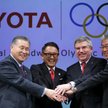 Szef Międzynarodowego Komitetu Olimpijskiego Thomas Bach (drugi z prawej) w objęciach Toyoty
