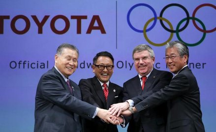 Szef Międzynarodowego Komitetu Olimpijskiego Thomas Bach (drugi z prawej) w objęciach Toyoty