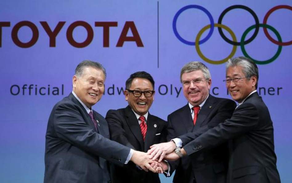 Szef Międzynarodowego Komitetu Olimpijskiego Thomas Bach (drugi z prawej) w objęciach Toyoty