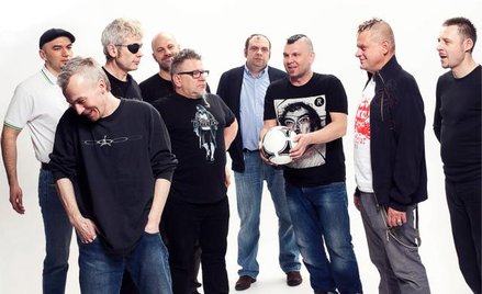 Janusz Grudziński (w błękitnej koszuli) i Kazik Staszewski (drugi z prawej) na czele Kultu. Premiera