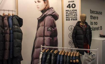 Sklep Ecoalf w Madrycie oferuje kurtki szyte z materiału wytworzonego z plastikowych odpadów