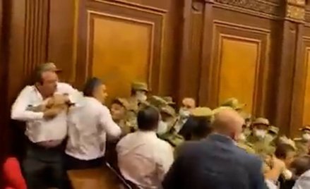 Bójka w parlamencie Armenii. W ruch poszły krzesła