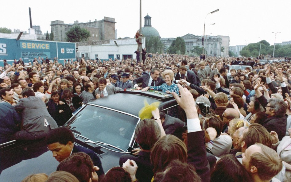 Prezydent USA Richard Nixon wraz z małżonką entuzjastycznie witani przez Polaków. Warszawa, 31 maja 