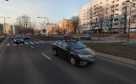 Ulica Leszno na wysokości przystanków „Młynarska” to dwujezdniowa droga.