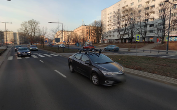 Ulica Leszno na wysokości przystanków „Młynarska” to dwujezdniowa droga.