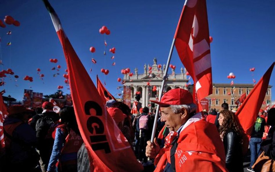 Bój to będzie ostatni. Komunistyczni związkowcy demonstrują przeciw zmianie prawa pracy