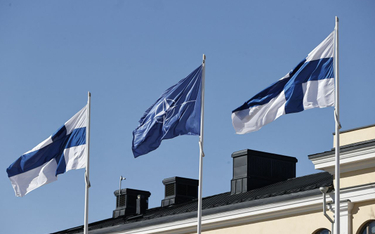 Flagi Finlandii i NATO przed MSZ Finlandii
