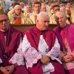Kanonicy i prałaci w tzw. strojach chórowych. Peleryna narzucona na komżę to mantolet, komża podbita