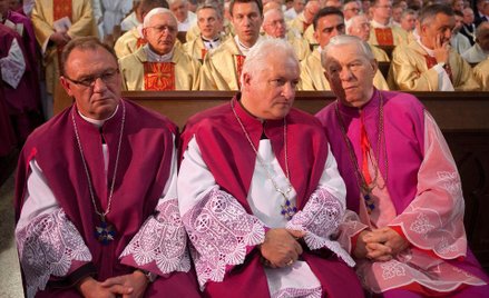 Kanonicy i prałaci w tzw. strojach chórowych. Peleryna narzucona na komżę to mantolet, komża podbita