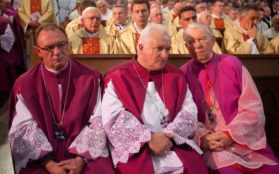 Kanonicy i prałaci w tzw. strojach chórowych. Peleryna narzucona na komżę to mantolet, komża podbita