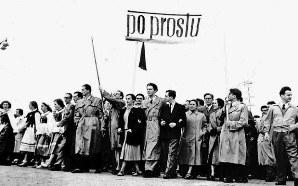 Redaktorzy ‚‚Po prostu” podczas pierwszo-majowego pochodu w 1956 roku