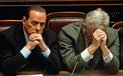 Włoski premier Silvio Berlusconi (z lewej) i minister finansów Gulio Tremonti mają problemy z przeko