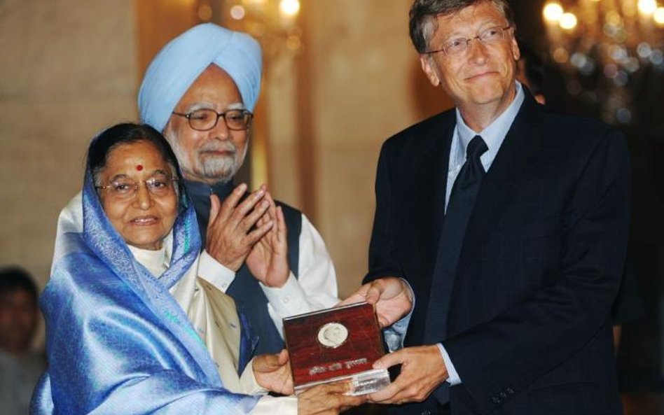 Prezes Microsoftu Bill Gates odbiera z rąk prezydent Indii pokojową nagrodę im. Indiry Gandhi