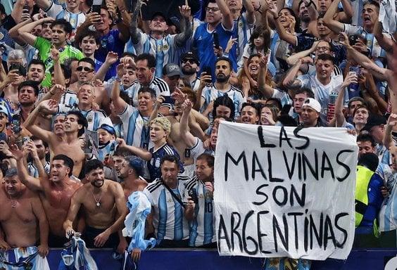 Mecz Anglia–Argentyna na Mistrzostwach Świata 2026. Kibice Argentyny trzymają transparent z hasłem „