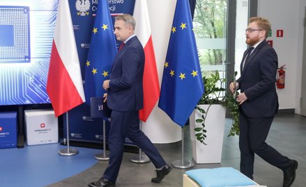 Warszawa, 13.09.2024. Wicepremier, minister cyfryzacji Krzysztof Gawkowski (L) oraz sekretarz stanu 