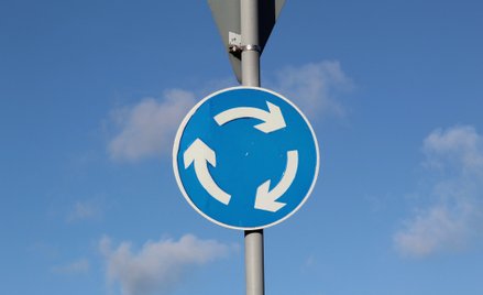 Kierowcy często różnie interpretują zasady używania kierunkowskazów na rondzie.
