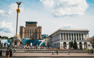 Hotel „Ukraina” stoi przy Majdanie. Z okien na wyższych piętrach rozpościera się imponujący widok na