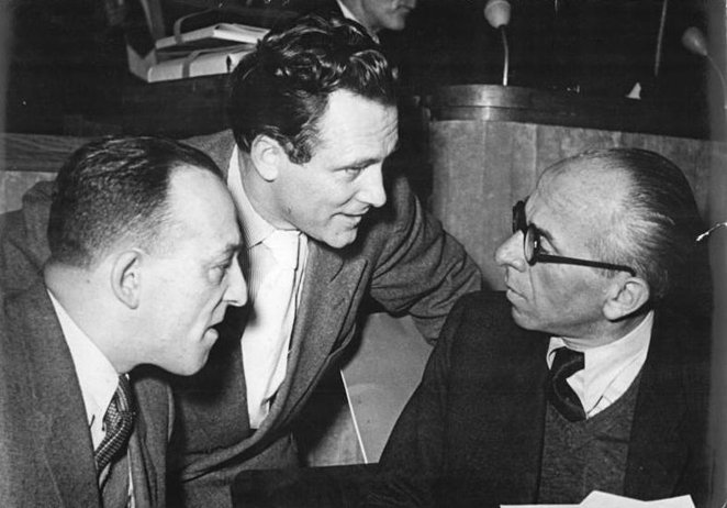 Niemiecki architekt Hermann Hanselmann w rozmowie z polskimi gośćmi Józefem Sigalinem (z lewej) i Zy