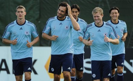 Niemcy są zachwyceni swoją drużyną. Na zdjęciu od lewej: Lars Bender, Mats Hummels, Sami Khedira, An