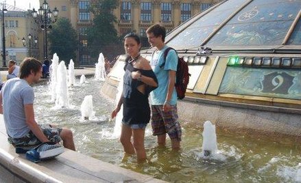 Rosjanie desperacko walczą z upałem