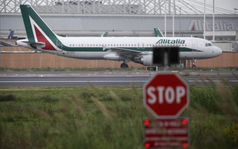 Alitalia coraz bliżej ziemi