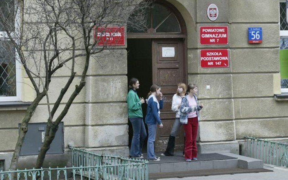 Okazuje się, że gminie łatwiej jest szkołę zlikwidować, niż połączyć w zespół podstawówkę i gimnazju