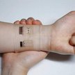 Pasek z czujnikiem i dozownikiem leku jest mały i elastyczny