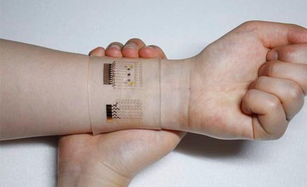 Pasek z czujnikiem i dozownikiem leku jest mały i elastyczny