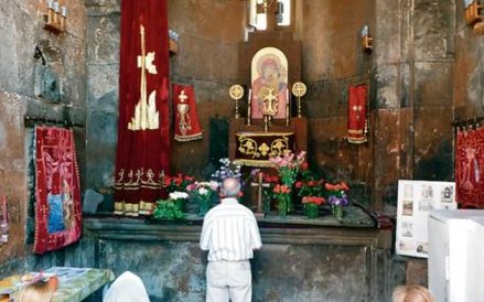 ?Skromny ołtarz, krzyż, fresk i obraz patrona, czyli religijny minimalizm